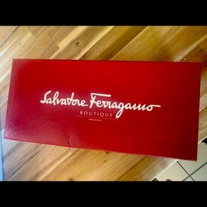 FERRAGAMO VINTAGE .Nice still with box very comfy